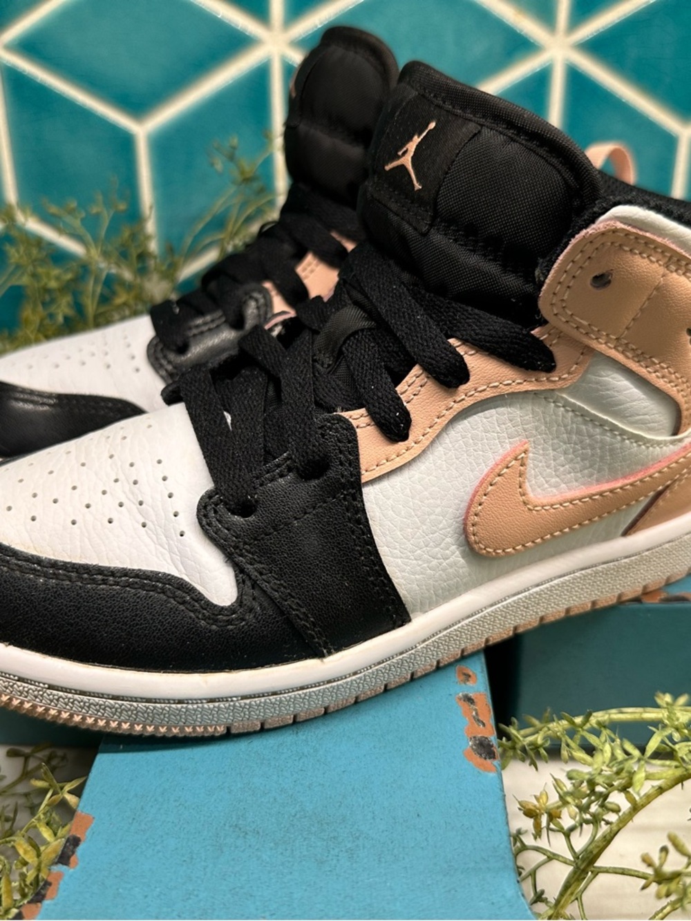 Nike Air Jordan 1 Mid in Black, White & Rose Gold size 2Y - Picture 2 of 9